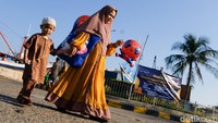 Momen Idul Adha turut membawa berkah bagi pedagang balon. 