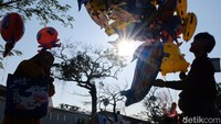 Sebagian besar orang tua membeli balon seharga Rp 15 ribu ini untuk anak-anak.  