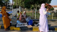 Kardus dan koran tersebut masih bisa dijual dengan harga kiloan.  
