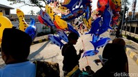 Pedagang balon diserbu jemaah sebelum dan usai salat Idul Adha di Pelabuhan Sunda Kelapa, Jakarta Utara, Minggu (10/7/2022).