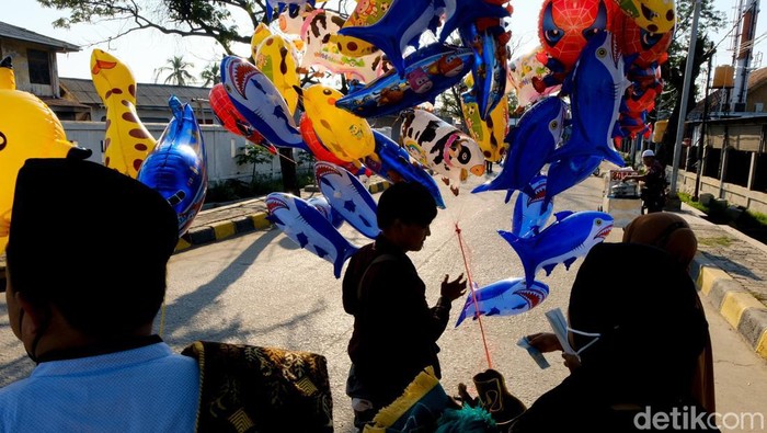 Mencari Rezeki di Momen Idul Adha Pedagang menjual balon di Pelabuhan Sunda Kelapa yang menjadi lokasi pelaksanaan salat Idul Adha. Tak sedikit orang tua membeli balon untuk anak-anak mereka.
