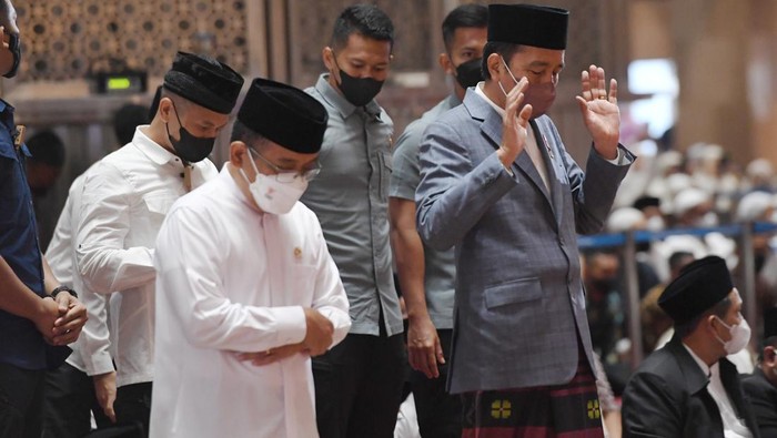 Momen Jokowi Salat Idul Adha Bareng Prabowo di Masjid Istiqlal Presiden Joko Widodo melaksanakan salat Idul Adha di Masjid Istiqlal, Jakarta, hari ini. Menhan Prabowo Subianto juga tampak salat Idul Adha di Masjid Istiqlal.
