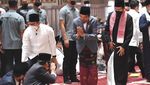 Momen Jokowi Salat Idul Adha Bareng Prabowo di Masjid Istiqlal