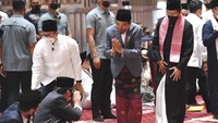 Presiden Joko Widodo (kedua kanan) didampingi Imam Besar Masjid Istiqlal Nasaruddin Umar (kanan) menyapa jamaah menjelang pelaksanaan salat Idul Adha di Masjid Istiqlal, Jakarta, Minggu (10/7/2022).