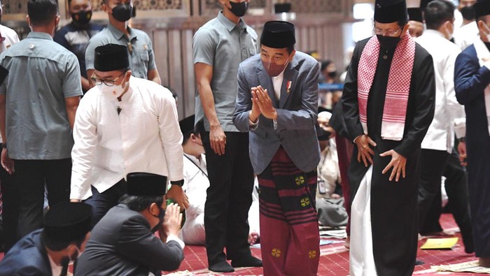 Momen Jokowi Salat Idul Adha Bareng Prabowo di Masjid Istiqlal Presiden Joko Widodo melaksanakan salat Idul Adha di Masjid Istiqlal, Jakarta, hari ini. Menhan Prabowo Subianto juga tampak salat Idul Adha di Masjid Istiqlal.