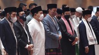 Presiden Joko Widodo (ketiga kanan) bersama Menteri Pertahanan Prabowo Subianto (ketiga kiri), Imam Besar Masjid Istiqlal Nasaruddin Umar (kedua kanan) dan Ketua Mahkamah Konstitusi Anwar Usman (kiri) melaksanakan salat Idul Adha di Masjid Istiqlal, Jakarta, Minggu (10/7/2022).