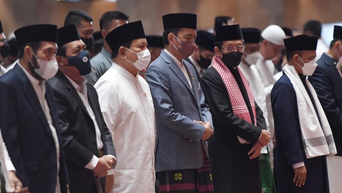 Momen Jokowi Salat Idul Adha Bareng Prabowo di Masjid Istiqlal Presiden Joko Widodo melaksanakan salat Idul Adha di Masjid Istiqlal, Jakarta, hari ini. Menhan Prabowo Subianto juga tampak salat Idul Adha di Masjid Istiqlal.