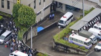 Tampak sejumlah awak media meliput proses pemindahan Yamagami Tetsuya dari kantor polisi di Nara menuju kantor kejaksaan setempat. (Kyodo News via AP).