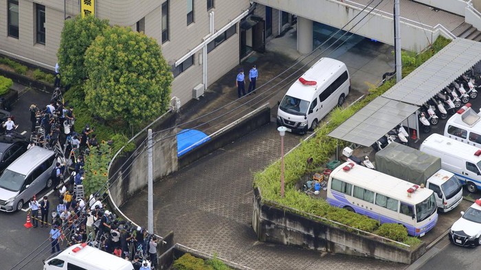 Momen Penembak Shinzo Abe Dibawa ke Kantor Kejaksaan Jepang Yamagami Tetsuya, pelaku penembakan mantan PM Jepang Shinzo Abe, dibawa ke kantor kejaksaan setempat. Ia dikawal ketat saat keluar dari kantor polisi di Nara.