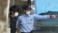 Seperti diketahui, penembakan mantan Perdana Menteri Jepang Shinzo Abe menggegerkan publik dunia pada Jumat (8/7) lalu. Insiden penembakan ini terjadi saat Abe berpidato di acara kampanye.Yamagami lalu menembak dari belakang sebanyak 2 kali. (Juntaro Yokoyama/Kyodo News via AP).