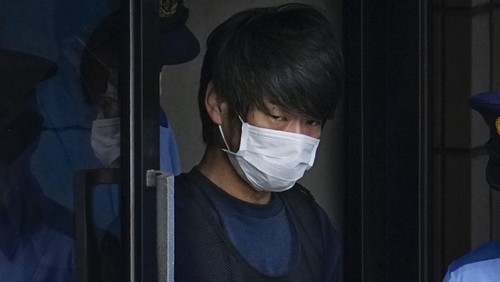 Yamagami Tetsuya, pelaku penembakan mantan PM Jepang Shinzo Abe, dibawa ke kantor kejaksaan setempat. Ia dikawal ketat saat keluar dari kantor polisi di Nara.