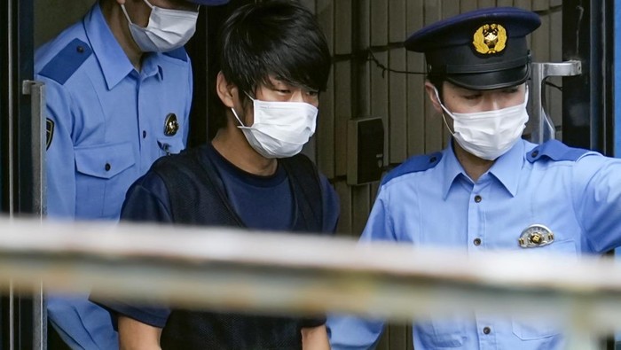 Yamagami Tetsuya, pelaku penembakan mantan PM Jepang Shinzo Abe, dibawa ke kantor kejaksaan setempat. Ia dikawal ketat saat keluar dari kantor polisi di Nara.