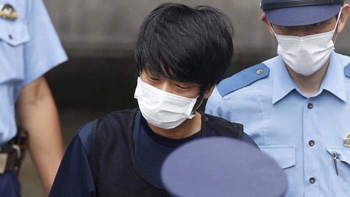 Yamagami Tetsuya, pelaku penembakan mantan PM Jepang Shinzo Abe, dibawa ke kantor kejaksaan setempat. Ia dikawal ketat saat keluar dari kantor polisi di Nara.