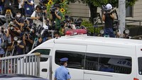 Yamagami bahkan mengikuti sejumlah kampanye Abe. Salah satunya kampanye sehari sebelum eksekusi yang jaraknya 200 kilometer dari lokasi pembunuhan. Yamagami mempertimbangkan serangan bom sebelum akhirnya memilih senjata rakitan untuk membunuh Abe, menurut penyiar publik NHK. Pelaku kepada polisi, mengatakan ia membungkus senjata dengan pipa baja dan selotip. Alat-alat ini ia beli secara online. (Nobuki Ito/Kyodo News via AP).