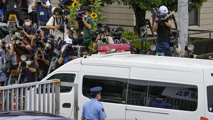Momen Penembak Shinzo Abe Dibawa ke Kantor Kejaksaan Jepang Yamagami Tetsuya, pelaku penembakan mantan PM Jepang Shinzo Abe, dibawa ke kantor kejaksaan setempat. Ia dikawal ketat saat keluar dari kantor polisi di Nara.