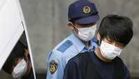 Yamagami Tetsuya (41), pelaku penembakan mantan PM Jepang Shinzo Abe meninggalkan kantor polisi di Nara untuk dibawa ke kantor kejaksaan setempat pada Minggu (10/9/2022). (Miki Matsuzaki/Kyodo News via AP).