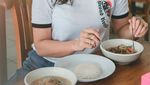 Nora Alexandra Ternyata Doyan Makan di Warung Kaki Lima