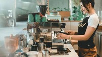 Nongkrong di sebuah kafe, Nora mencoba menjadi seorang barista. Gayanya saat meracik kopi ini bak barista profesional. Foto: Instagram