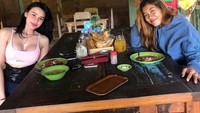 Bersama dengan temannya, ini adalah momen makan bersama Nora di salah satu warung di Bali. Warungnya didominasi dengan kayu-kayu. Foto: Instagram