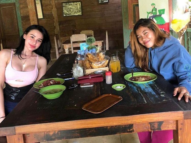 Nora Alexandra Ternyata Doyan Makan di Warung Kaki Lima
