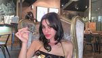 Nora Alexandra Ternyata Doyan Makan di Warung Kaki Lima