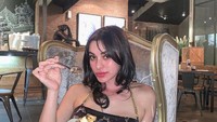 Bukan hanya warung kaki lima, ada Juga momen Nora saat makan di kafe dan di restoran. Salah satunya saat menikmati dessert coklat ini. Foto: Instagram