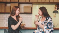 Nongkrong di kafe bareng teman adalah adalah hal yang menyenangkan. Begitu juga dengan Nora yang hobi nongkrong sambil menikmati minuman. Foto: Instagram