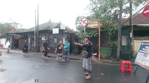 Pecalang Banjar Adat Pekambingan, Desa Adat Pekambingan, melakukan pengamanan Hari Raya Idul Adha 2022 di Masjid Suci Denpasar, Bali, Minggu (10/7/2022).