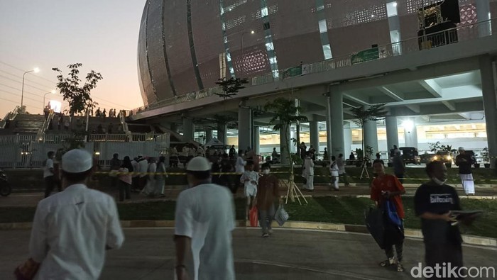 Pemprov DKI Jakarta hari ini menggelar Salat Idul Adha 1443 Hijriyah di Jakarta Internasional Stadium (JIS). Jemaah sudah mulai berdatangan sejak pagi hari ini (Tiara Aliya/detikcom)