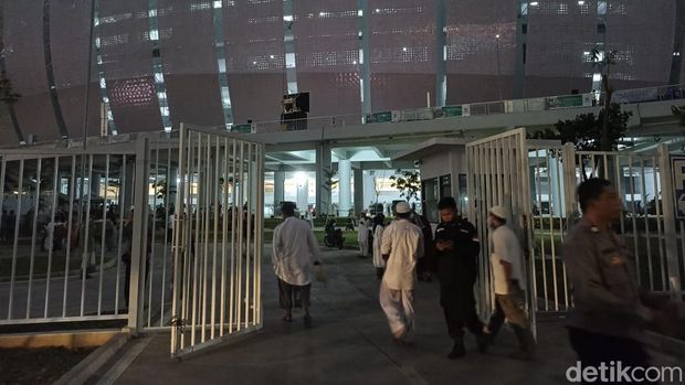 Pemprov DKI Jakarta hari ini menggelar Salat Idul Adha 1443 Hijriyah di Jakarta Internasional Stadium (JIS). Jemaah sudah mulai berdatangan sejak pagi hari ini (Tiara Aliya/detikcom)