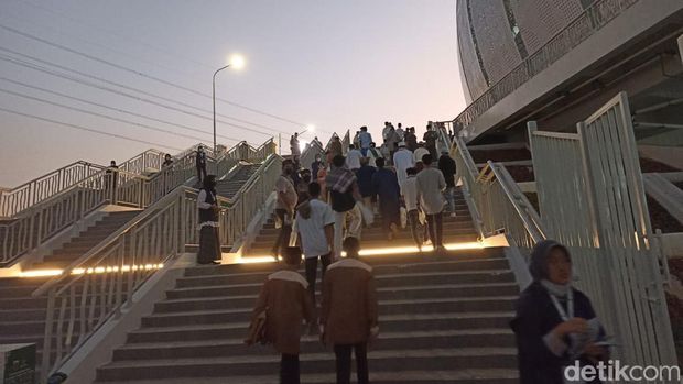 Pemprov DKI Jakarta hari ini menggelar Salat Idul Adha 1443 Hijriyah di Jakarta Internasional Stadium (JIS). Jemaah sudah mulai berdatangan sejak pagi hari ini (Tiara Aliya/detikcom)