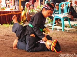 Tradisi Pencak Sumping, Seni Bela Diri Kuno Banyuwangi yang Digelar Idul Adha