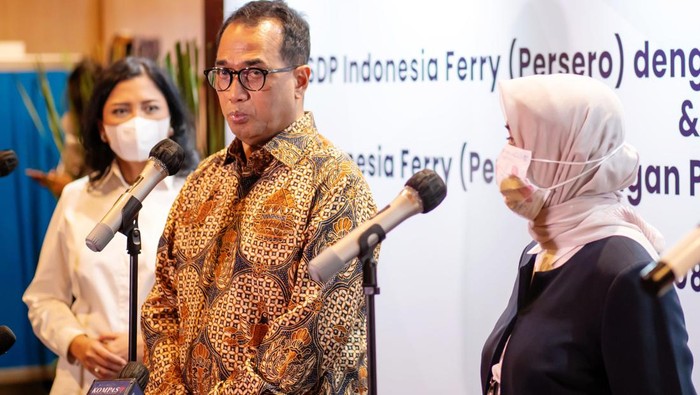 Peningkatan Layanan Pengguna dengan Koneksi Antarmoda Direktur Utama PELNI Tri Andayani bersama Menteri Perhubungan RI Budi Karya Sumadi, Direktur Utama ASDP Ira Puspadewi dan Direktur Utama Pelindo Arif Suhartono memberikan keterangan kepada media usai menandatangani nota kesepahaman PT PELNI (Persero) dan PT ASDP Indonesia Ferry (Persero) yang akan meningkatkan layanan bagi pelanggan keduanya di Jakarta, Jumat (8/7). Dari kerja sama ini, PELNI dan ASDP membuka peluang untuk menyediakan pilihan transportasi laut dengan jadwal Kapal PELNI dan Kapal ASDP yang terkoneksi.