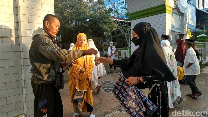 penjual alas salat pacitan