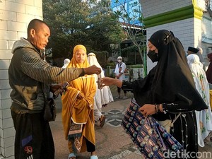 Suka Cita Penjual Alas Salat di Pacitan Raup Rezeki Berkah Idul Adha