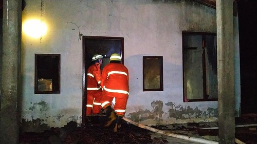 Petugas pemadam kebakaran memadamkan api yang membakar rumah I Made Budiasa Banjar Kembangsari, Desa Tukadaya, Kecamatan Melaya, Jembrana, Bali, Minggu (10/7/2022)
