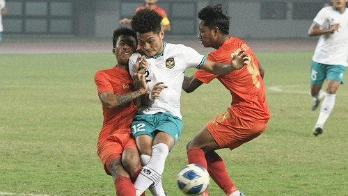 Pesepak bola Tim Nasional Indonesia U-19 Alfredo Tata (tengah) dihadang dua pesepak bola Tim Nasional Myanmar U-19  dalam laga penyisihan Grup Piala AFF U19 2022,  di Stadion Patriot Chandrabhaga, Bekasi, Jawa Barat, Minggu (10/7/2022). ANTARA FOTO/ Fakhri Hermansyah/hp.