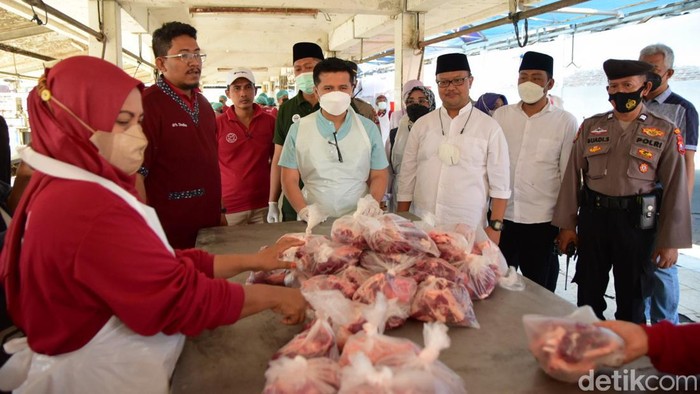 Di tengah wabah penyakit mulut dan kuku (PMK), Plt Gubernur Jatim Emil Elestianto Dardak mengimbau warga untuk menyembelih sapi kurban di rumah pemotongan hewan (RPH).