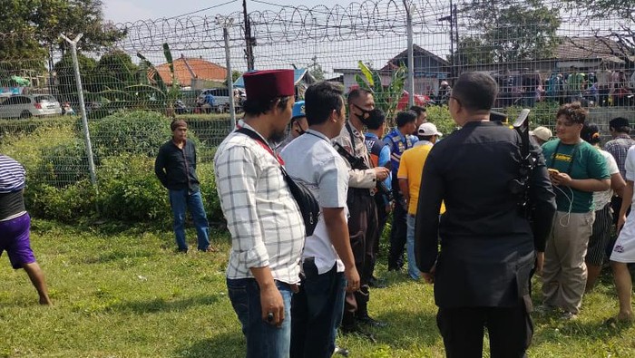 Polisi tembak kerbau kurban ngamuk dekati pagar Bandara Soetta