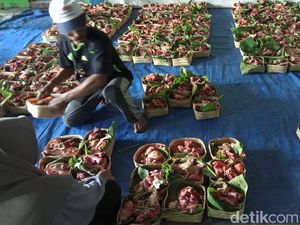 Ponpes di Klaten Kemas Daging Kurban Pakai Daun Jati Sejak 2003