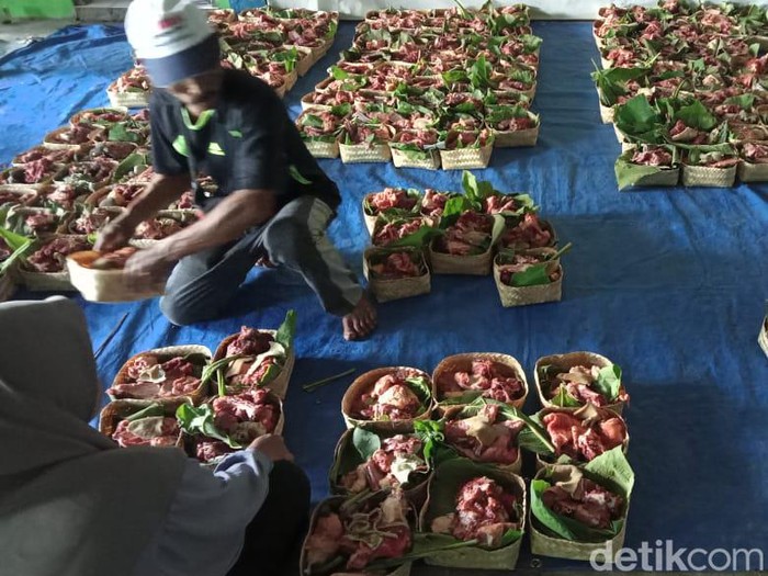 Ponpes Sunan Kalijaga Desa Dengkeng, Kecamatan Wedi, Klaten, gunakan daun jati dan besek bambu untuk membungkus daging kurban, Minggu (10/7/2022).