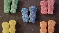 Walaupun masih bagian dari negara pecahan, permen jelly di Kanada ternyata dibuat berbeda dengan di Amerika. Permen jelly Kanada justru punya ukuran yang lebih kecil. Foto: Brightside