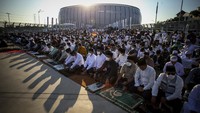 Selain Anies, Wakil Gubernur DKI Jakarta Ahmad Riza Patria juga tampak melaksanakan salat Idul Adha di Jakarta International Stadium (JIS).