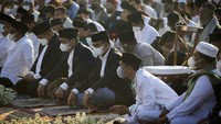 Gubernur DKI Jakarta Anies Baswedan (keempat kiri) melaksanakan salat Idul Adha di Jakarta International Stadium (JIS), Minggu (10/7/2022).