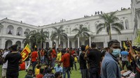 Diketahui, pada Sabtu (9/7), ribuan pengunjuk rasa dari seluruh negeri menyerbu Kolombo, ibu kota Sri Lanka untuk menuntut pengunduran diri Rajapaksa. Mereka melakukan perjalanan dengan mobil, van, dan bus ke ibu kota. Dilansir dari Reuters, mereka mengerumuni distrik pemerintah di Kolombo, meneriakkan slogan-slogan menentang presiden dan menerobos beberapa barikade polisi untuk mencapai rumah Presiden Rajapaksa. (AP Photo/Amitha Thennakoon).