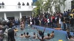 Potret Demonstran Ramai-ramai Berenang di Rumah Presiden Sri Lanka