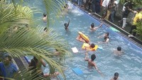Para demonstran asyik berenang atau sekadar bermain air saat menyerbu kediaman resmi Presiden Sri Lanka di kawasan Kolombo. (AP Photo).