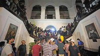 Tampak demonstran menyerbu kediaman resmi Presiden Sri Lanka. (AP Photo/ Eranga Jayawardena).