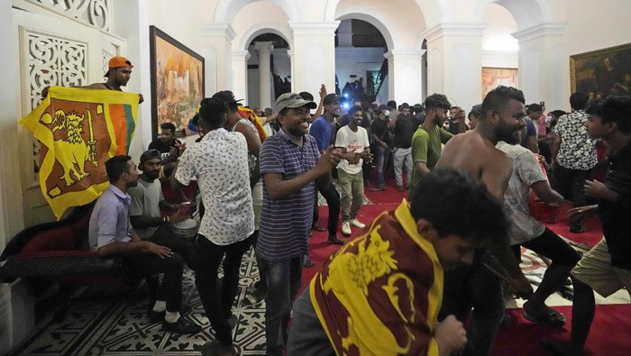 Kediaman resmi Presiden Sri Lanka di Kolombo, diserbu pengunjuk rasa pada Sabtu (9/7) waktu setempat. Di sana mereka asyik bernyanyi, menari, hingga berenang.