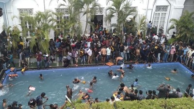 Potret Demonstran Ramai-ramai Berenang di Rumah Presiden Sri Lanka